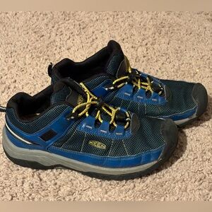 Keen Big Kids Size 4 Sneakers